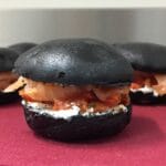 Mini burger noir au </br> saumon fumé maison